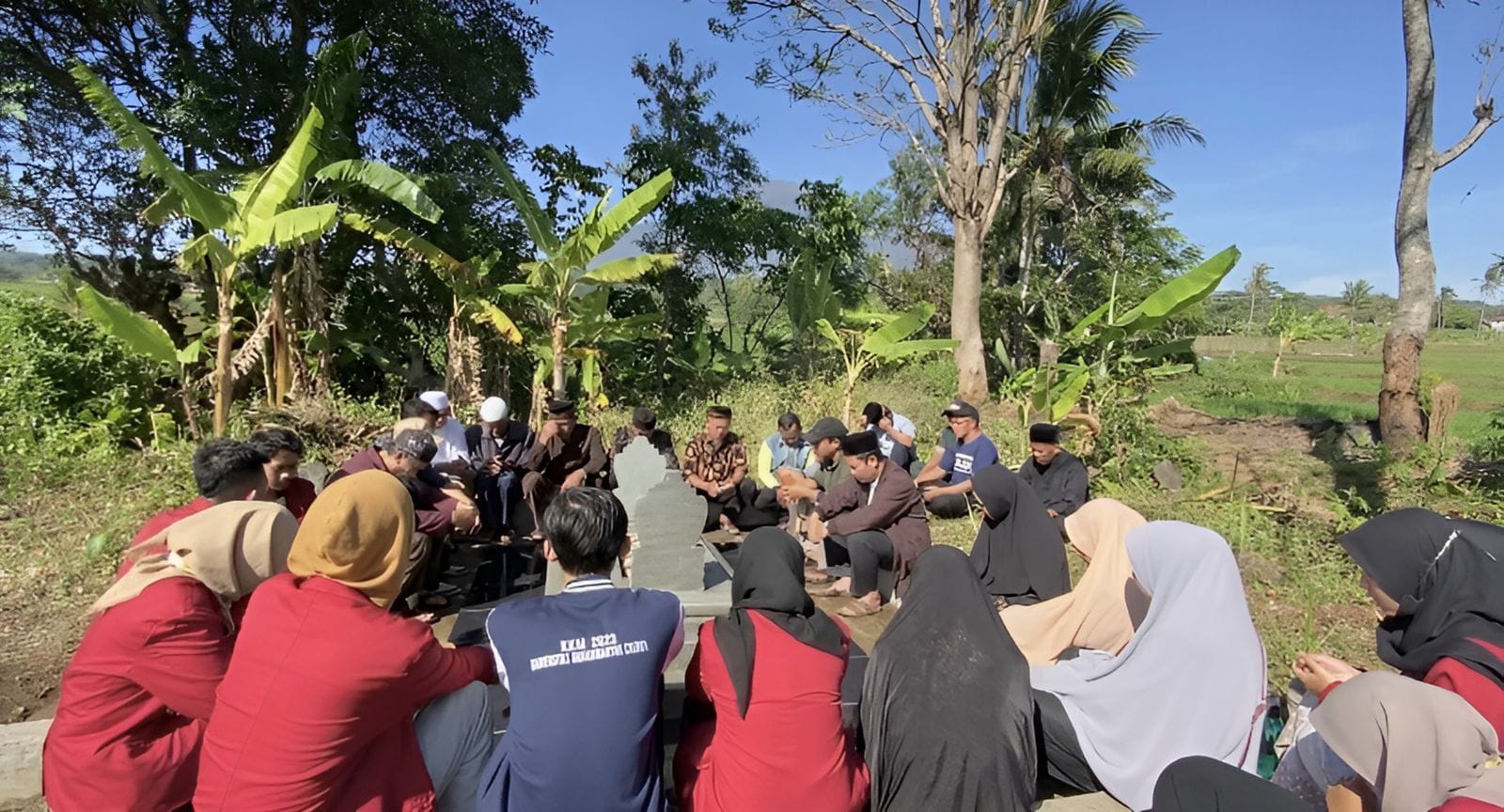 Jaga Budaya dan Tradisi, Mahasiswa KKM UMC Ziarah ke Pendiri Desa Peusing Kuningan