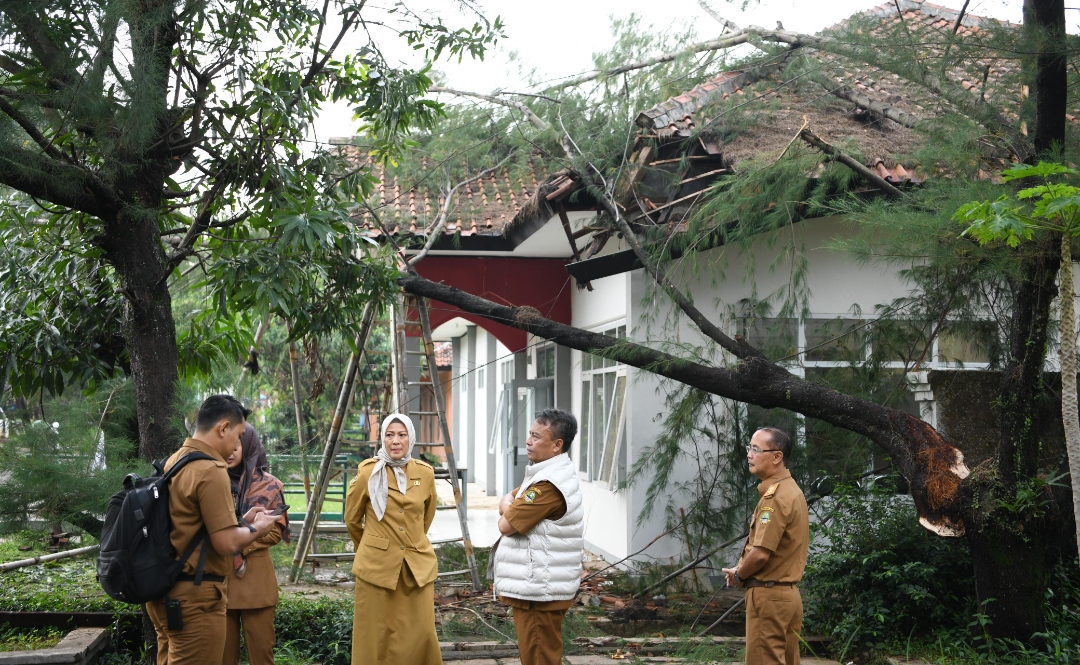 Cuaca Ekstrem Melanda Cimahi, Sekda Herman Sambangi Kantor Dinsos Jabar