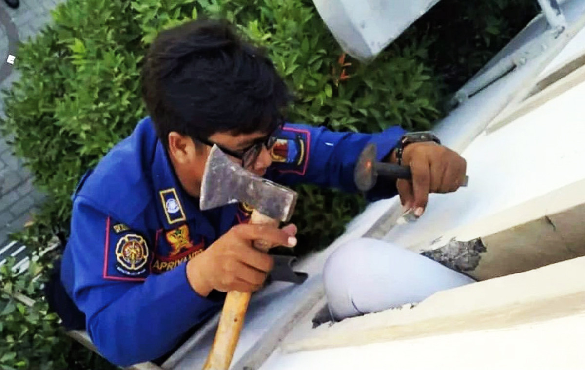 Siswi MA Cirebon Nyangkut di Tembok Pagar Lantai 2, Petugas Damkar Turun Tangan