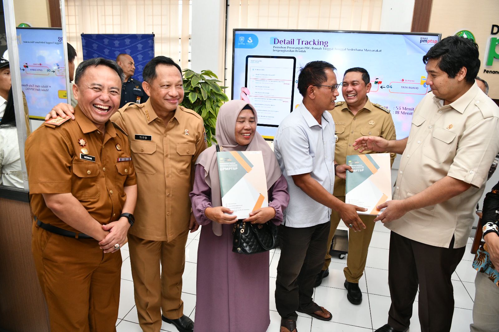 Jabar Buka Layanan Cepat Persetujuan Bangunan Gedung 