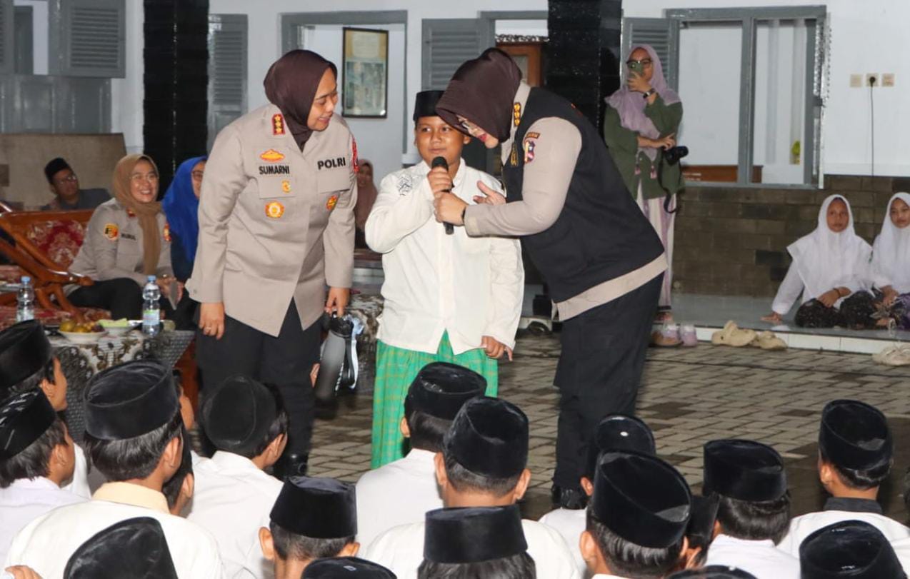 Kapolresta Cirebon dan Tim Mabes Polri Ceramah Kamtibmas dan Sosialisasi Hukum kepada Santri