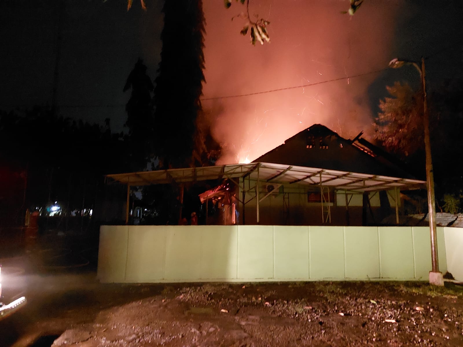 Rumah Dinas di Asrama Denpom Cirebon Kebakaran, Api Membumbung Tinggi, Diduga Korsleting