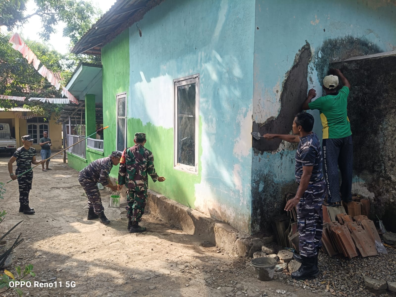 Personel TNI dan Warga Laksanakan Perehaban Mushola Nurul Amaliah dalam Rangka HUT ke-80 TNI
