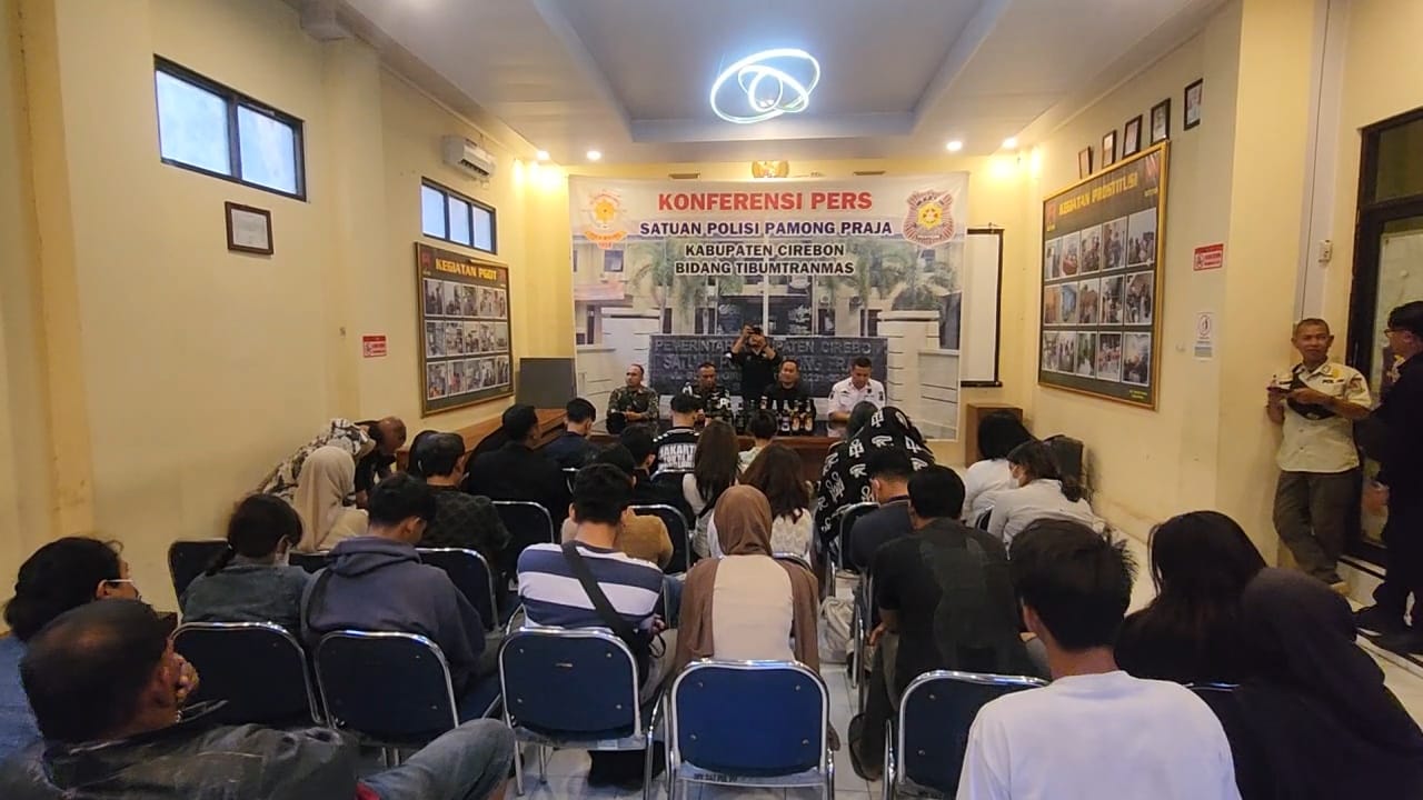 Razia Nataru Cirebon: Satpol PP Bongkar Prostitusi Online, 16 Pasangan Mesum Diamankan!