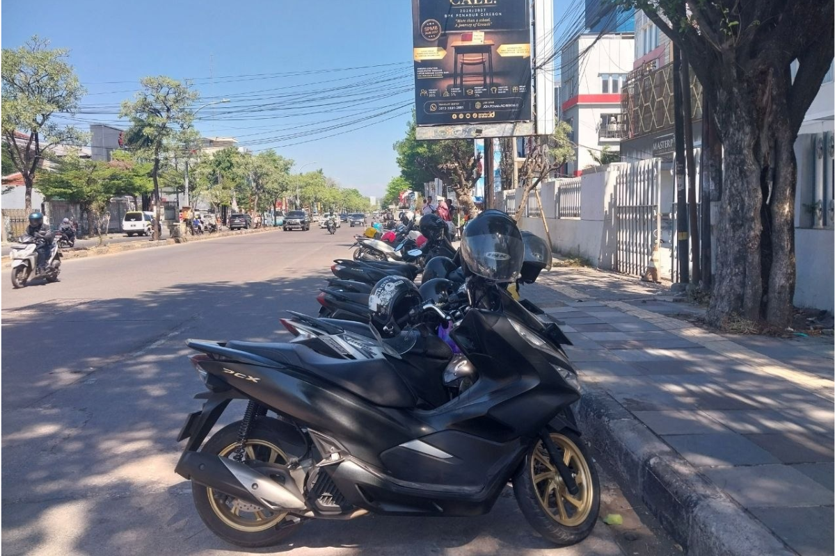 Pemkot Cirebon Gagal Tertibkan Parkir Liar di Depan CSB Mall, Motor Kembali Kuasai Badan Jalan