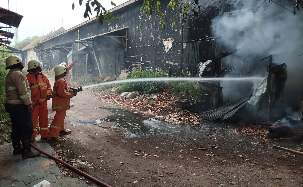 Kebakaran di Kota Cirebon, Bengkel Tambal Ban Hangus Dilalap Api