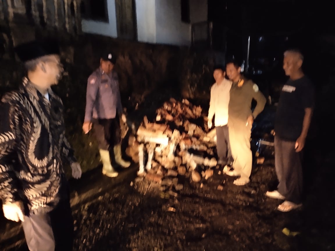 Cek Lokasi Longsor, Kapolsek Sukahaji Ingatkan Warga Waspada Longsor Susul