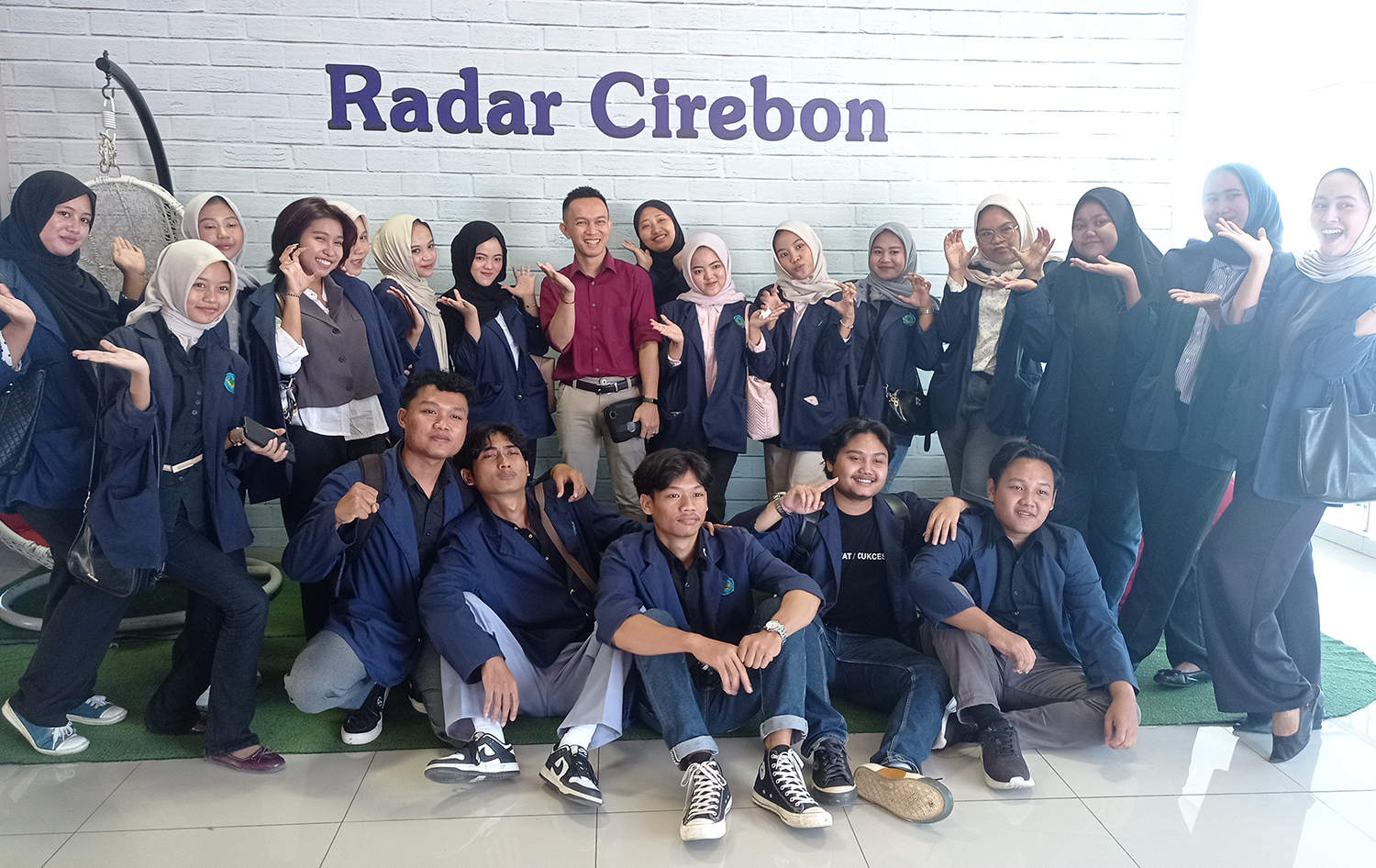 Perdalam Teknik Penulisan Berita, Mahasiswa Wiralodra Kunjungi Graha Pena Radar Cirebon