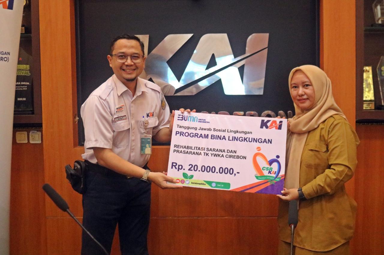 Bakti untuk Negeri, KAI Daop 3 Cirebon Salurkan Bantuan TJSL Senilai Rp 105,61 Juta