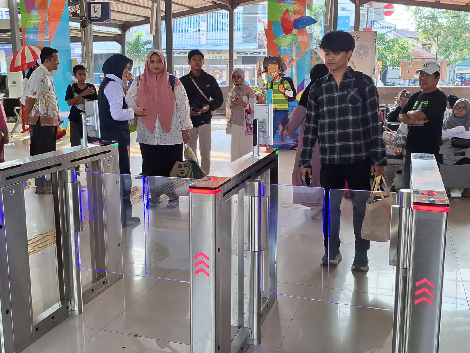 Sejak Stasiun Cirebonprujakan Terapkan FR, Pelanggan Semakin Mudah Lakukan Boarding