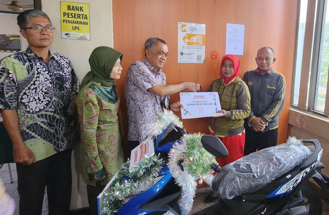 BPR Bank Cirebon Serahkan Hadiah Satu Unit Sepeda Motor 