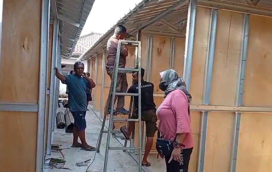 Pedagang Pasar Jungjang Mulai Tempati Kios Baru di Pasar Darurat Asrama Polisi