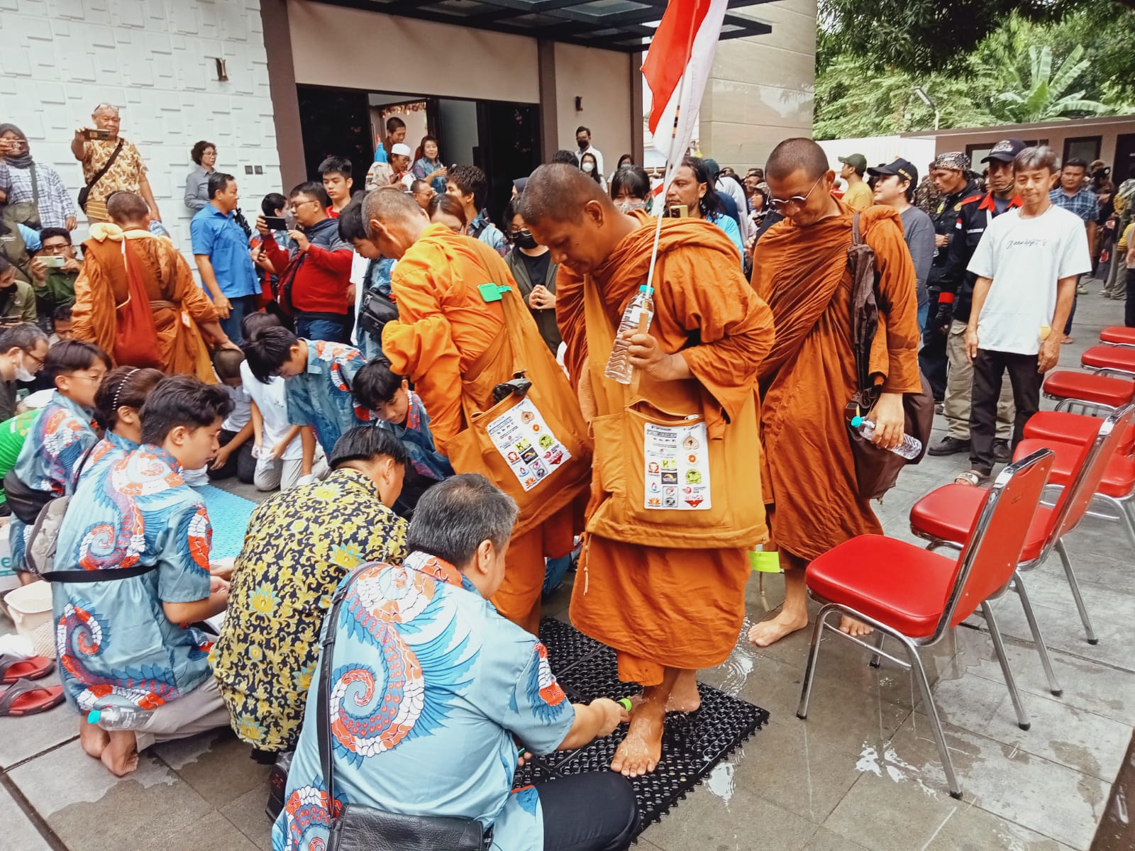Makna Prosesi Cuci Kaki Para Biksu Thudong di Kota Cirebon