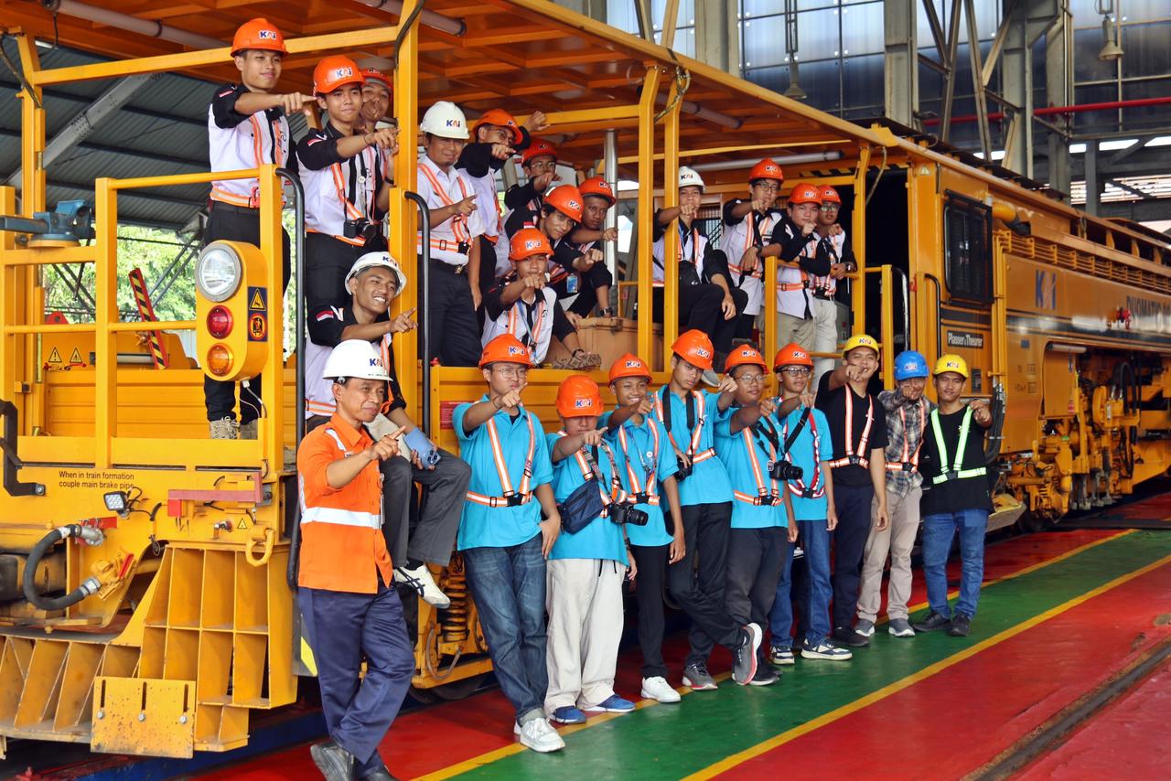KAI Daop 3 Cirebon Kenalkan Dunia Perkeretaapian Lewat Program Edutrain