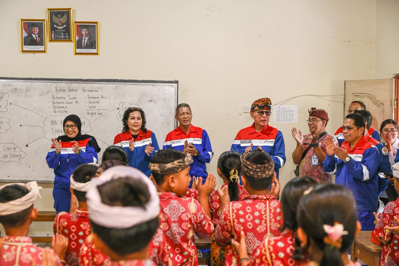 Dewan Komisaris Pertamina Motivasi Generasi Muda Lewat Kelas Inspirasi di Karangasem