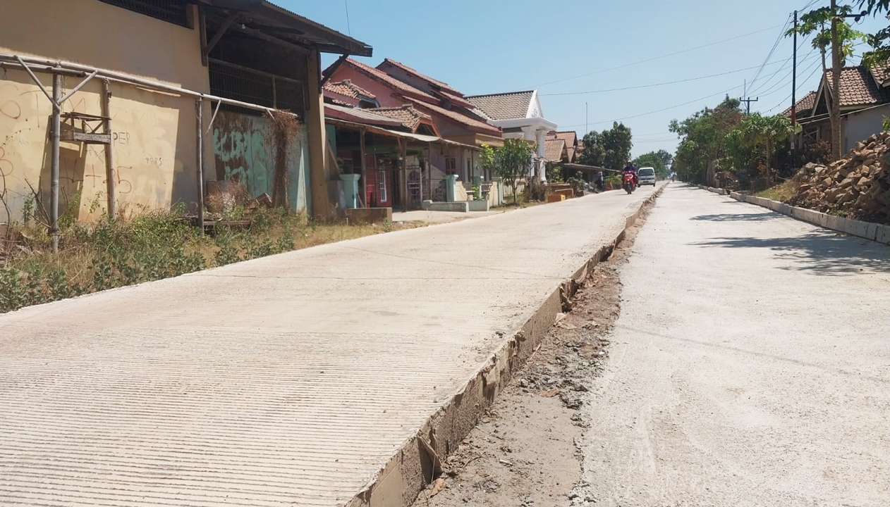 Tak Ada Besi Cor di Sebagian Betonisasi Jalan Pagertoya 