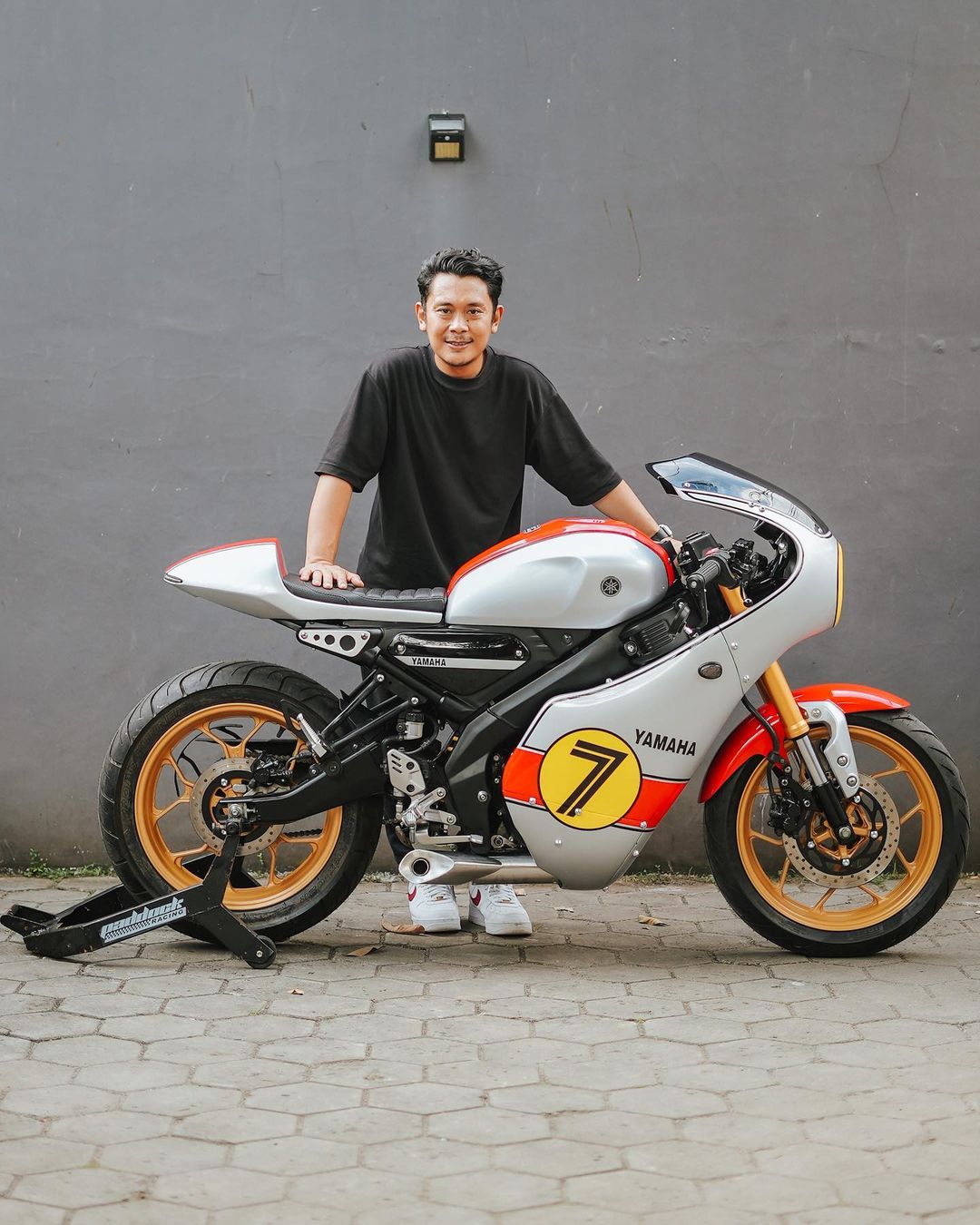 Lagi Ngetren, Jawara Customaxi Ini Bikin XSR 155 Café Racer Full Fairing Versi Gen Z