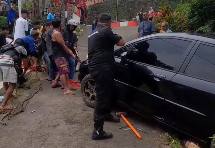 Kecelakaan di Kuningam Hari Ini, Honda Jazz Terperosok saat Tak Kuat Nanjak 