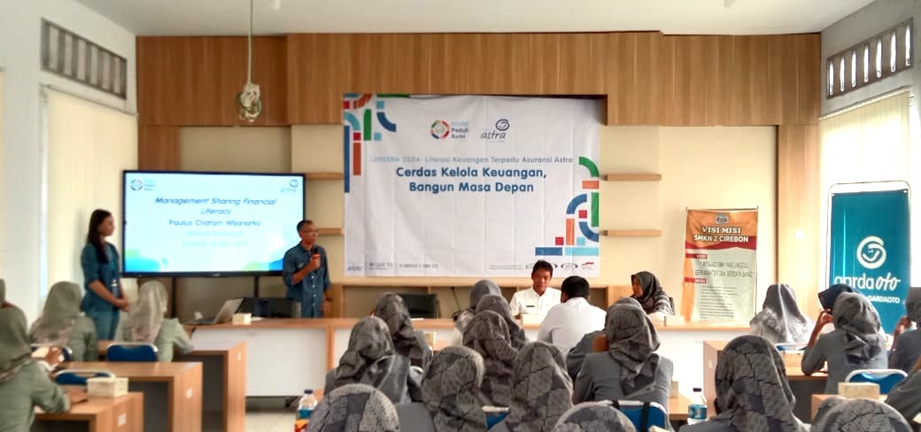 Asuransi Astra Berikan Literasi Keuangan di SMKN 2 Cirebon