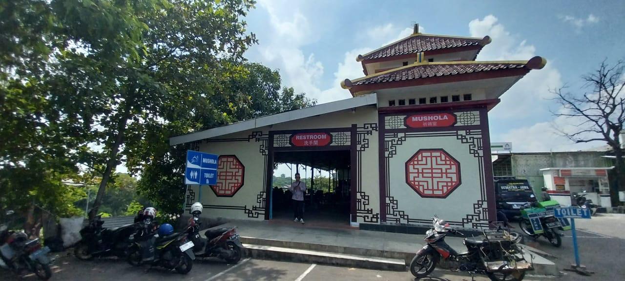 Mushola Bergaya Tionghoa, Restroom  Lihat Langsung Jalan Tol