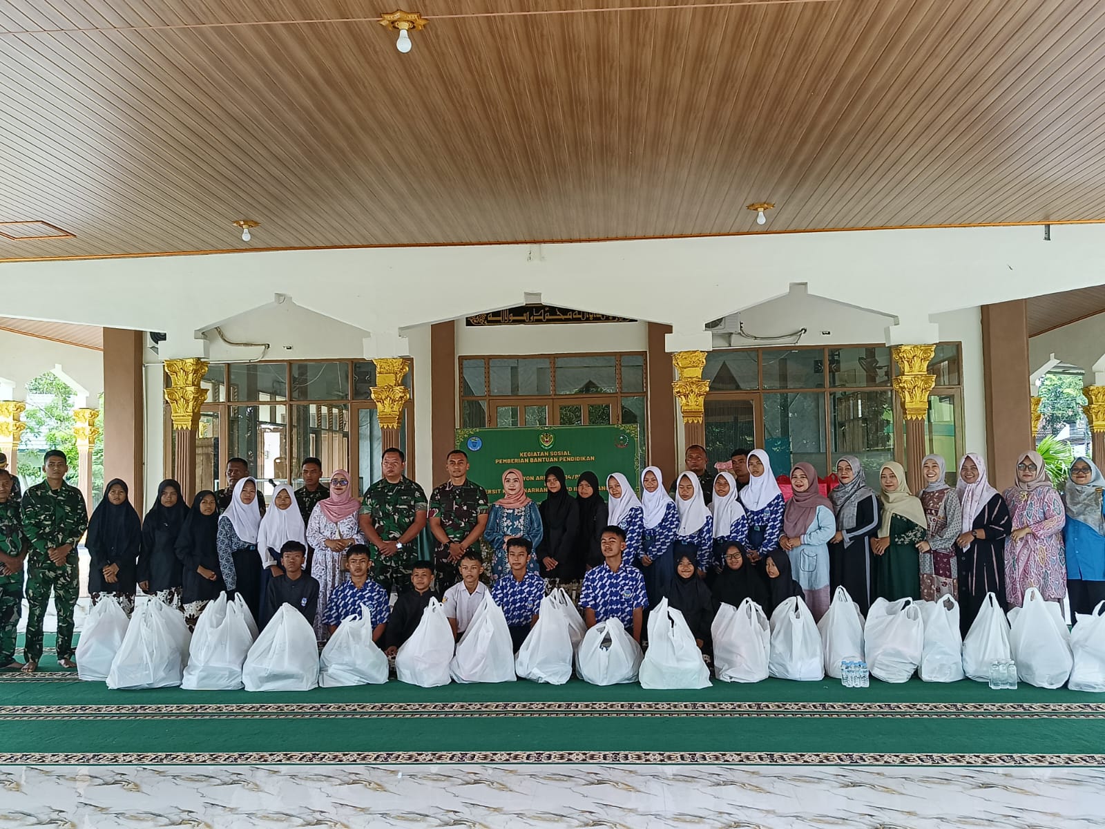 Peduli Pendidikan, Arhanud 14 dan Persit KCK Bantu Siswa SMPN 12 Kota Cirebon