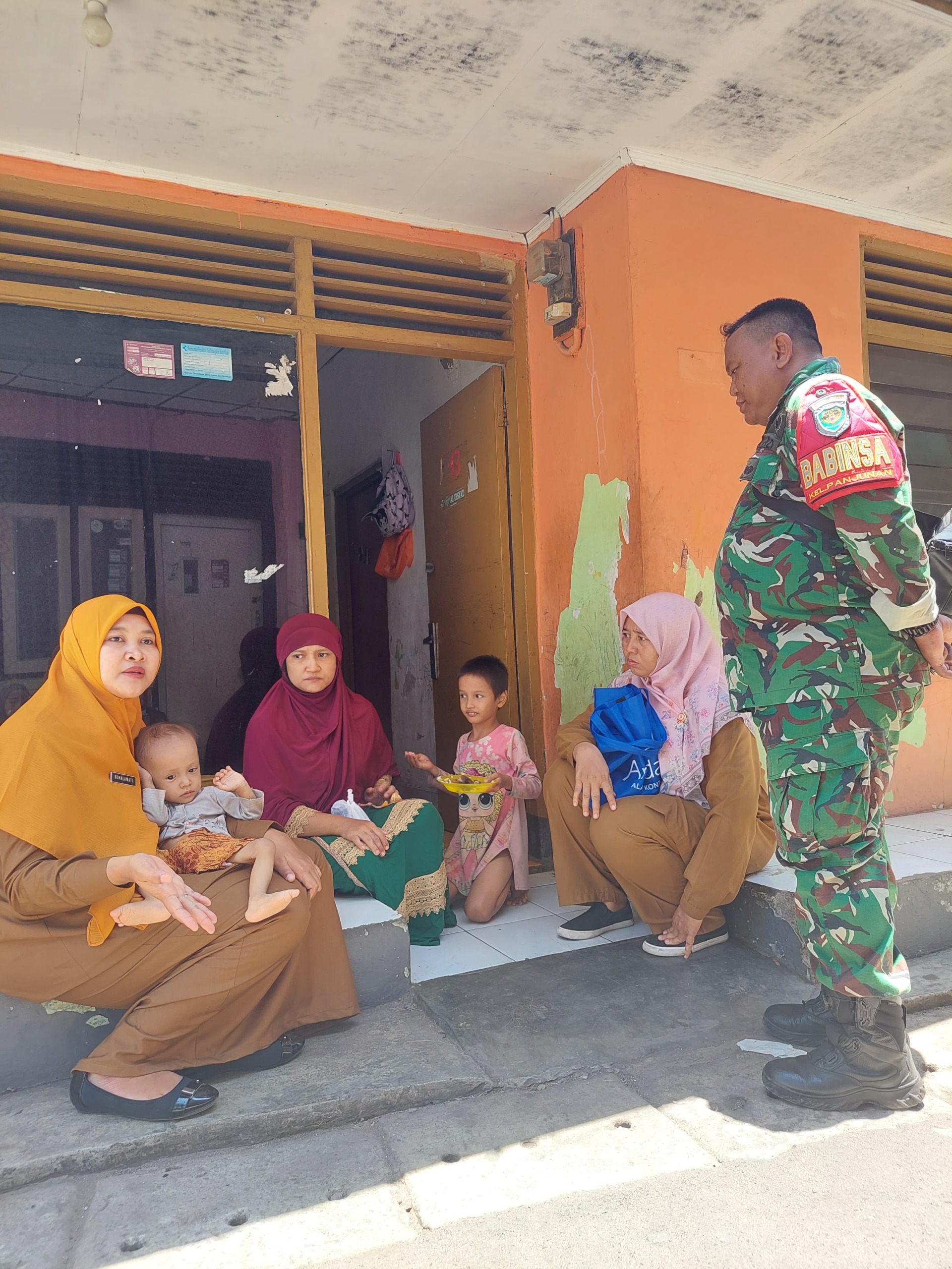 Babinsa Panjunan Dampingi Lurah dan Nakes Salurkan Bantuan untuk Balita Gizi Buruk