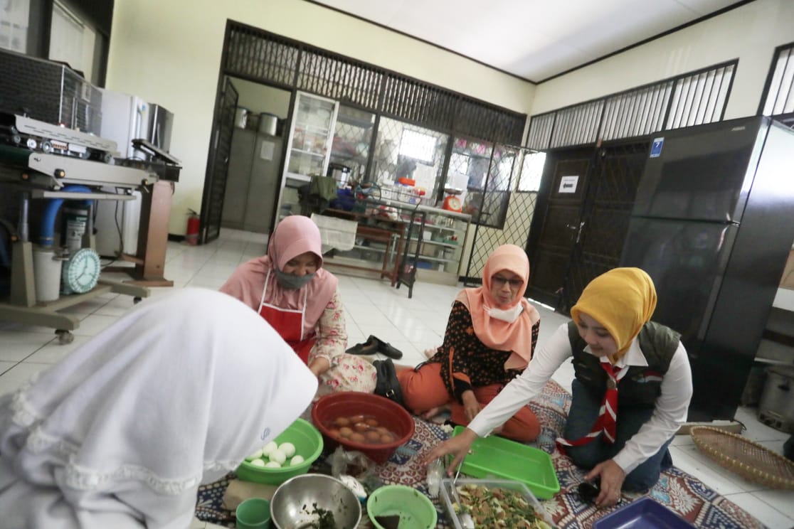 Tinjau Korban Gempa di Cianjur, Atalia Ajak Komunitas Bantu Penyediaan Air Bersih 