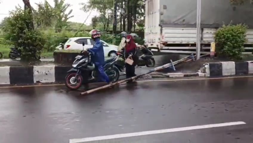 Nekat dan Tidak Sabar! Oknum Pengendara Sepeda Motor Bongkar Bambu Penutup U-Turn