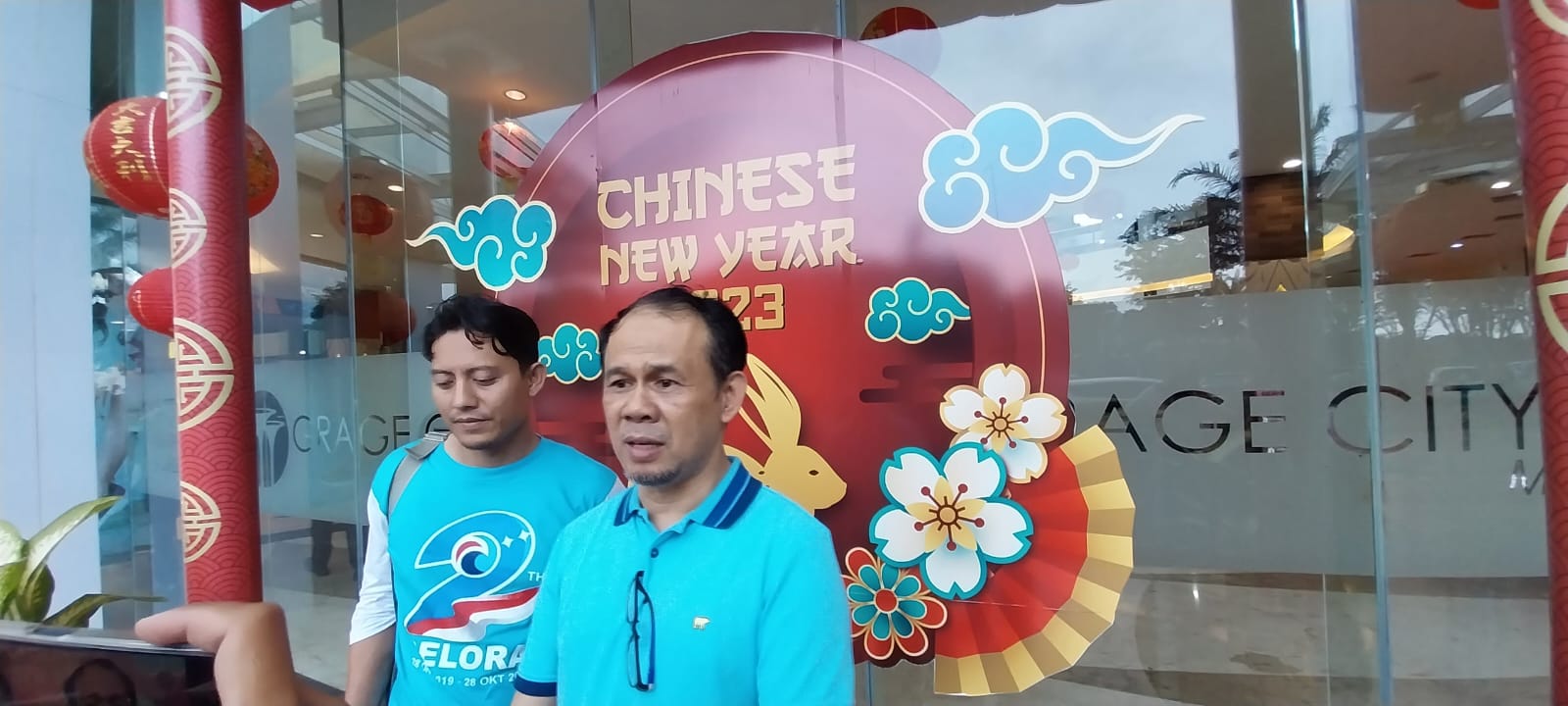 Imlek, Partai Gelora Tebar Angpao Pengunjung Mall 