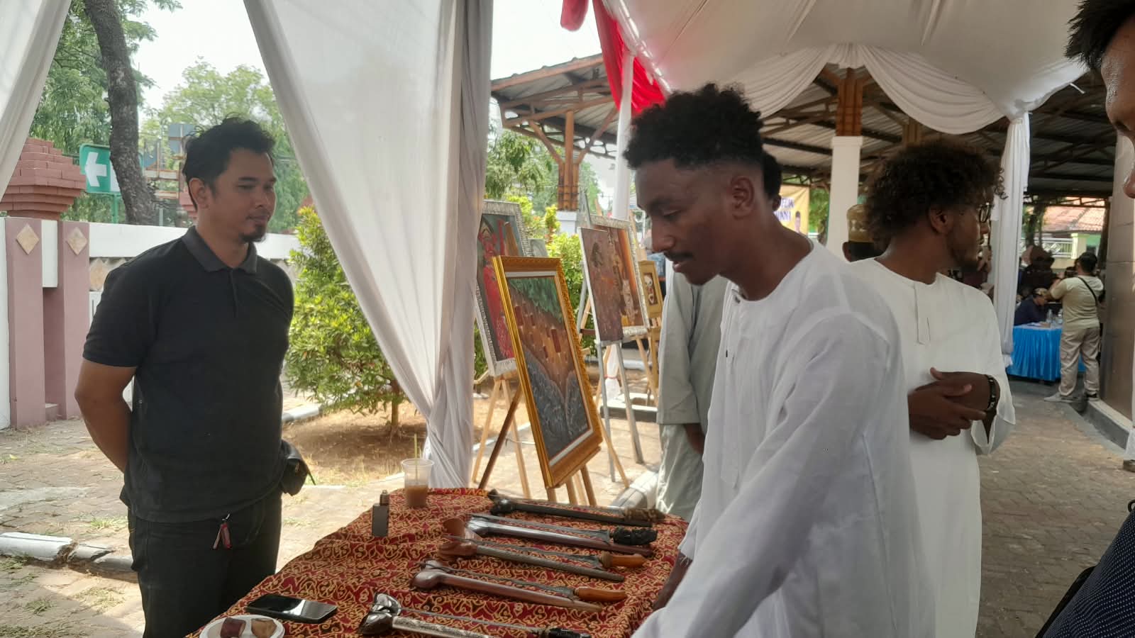 Menjelajah Budaya Cirebon, Mahasiswa Afrika Terpikat Lukisan Kaca hingga Topeng Khas Cirebon