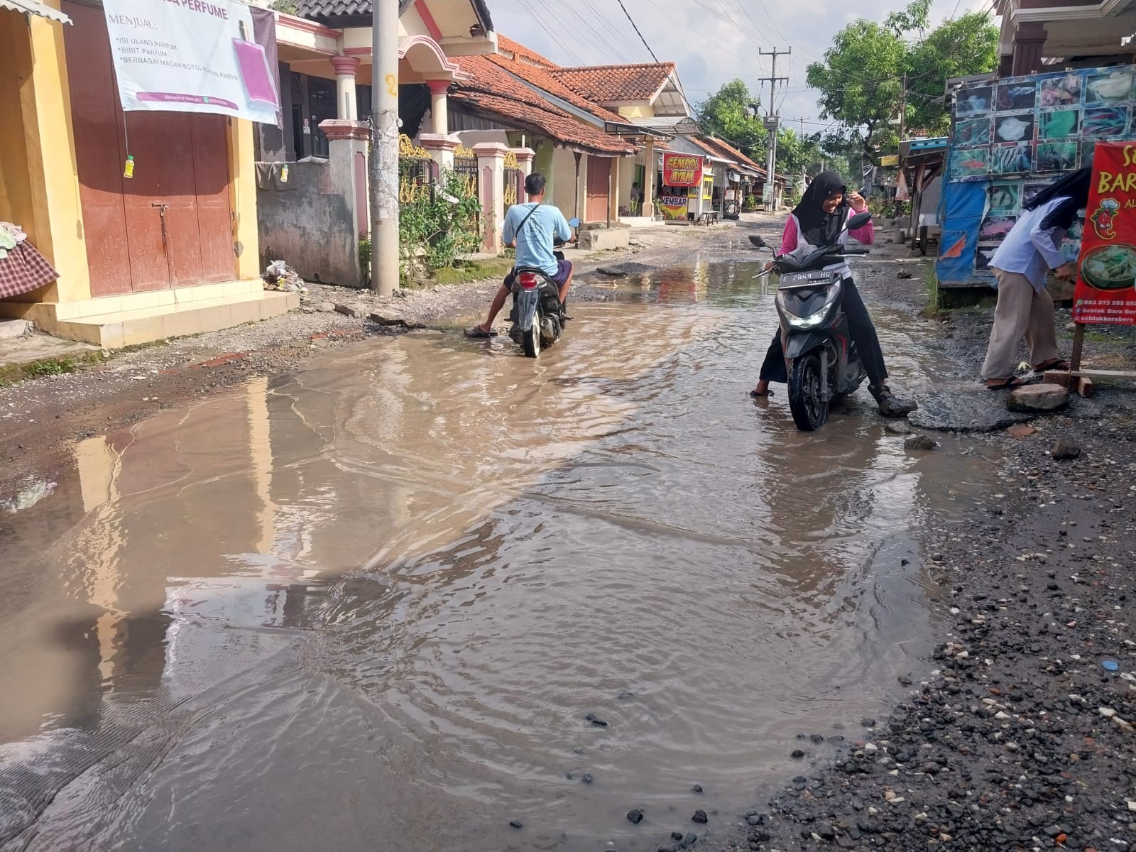 AMPUNNN!! Akses Jalan Menuju Kempek Mirip Kubangan