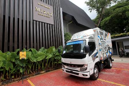 Booth Mitsubishi Fuso Hadirkan 5 Line Up Truk Unggulan di GIICOMVEC 2024