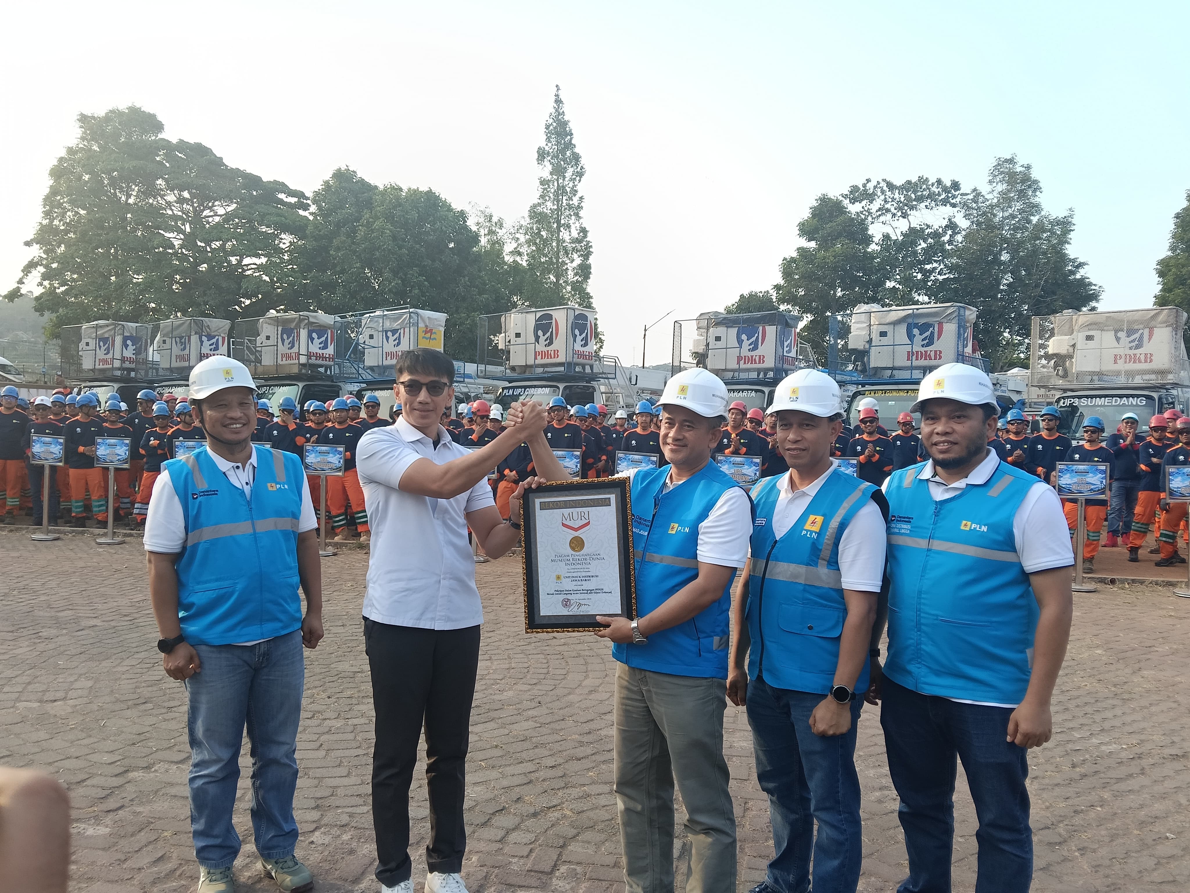 Rekor MURI di Kuningan! 222 Petugas PLN Rawat Jaringan Listrik di 303 Titik Tanpa Padam