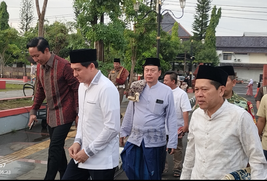 Bupati Lucky Hakim Bersama Ribuan Warga Laksanakan Salat Idul Adha Khidmat di Alun-Alun Indramayu