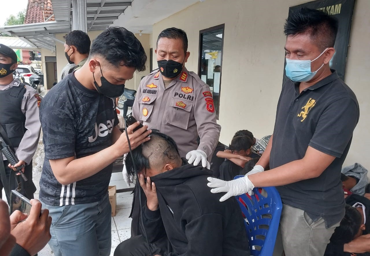 24 Pelajar Asal Kabupaten Cirebon Digunduli Oleh Polisi Usai Tawuran di Klangenan