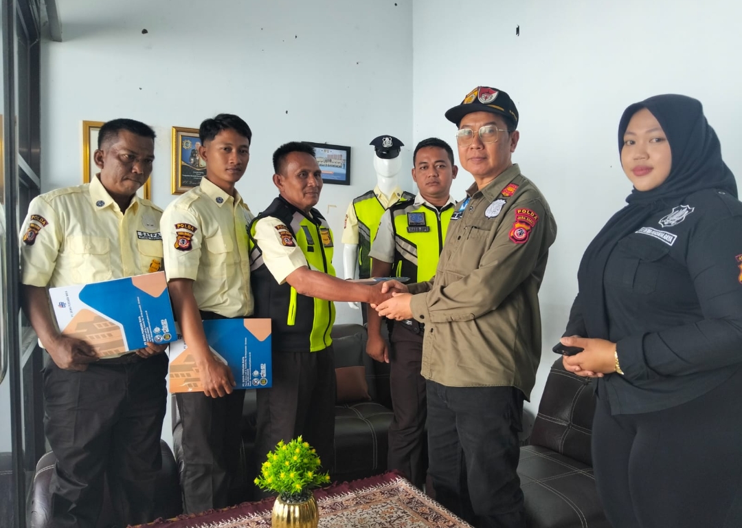 Perusahaan Ini Beri Kadeudeuh ke Satpam Korban Anarkis Gedung DPRD Kabupaten Cirebon 