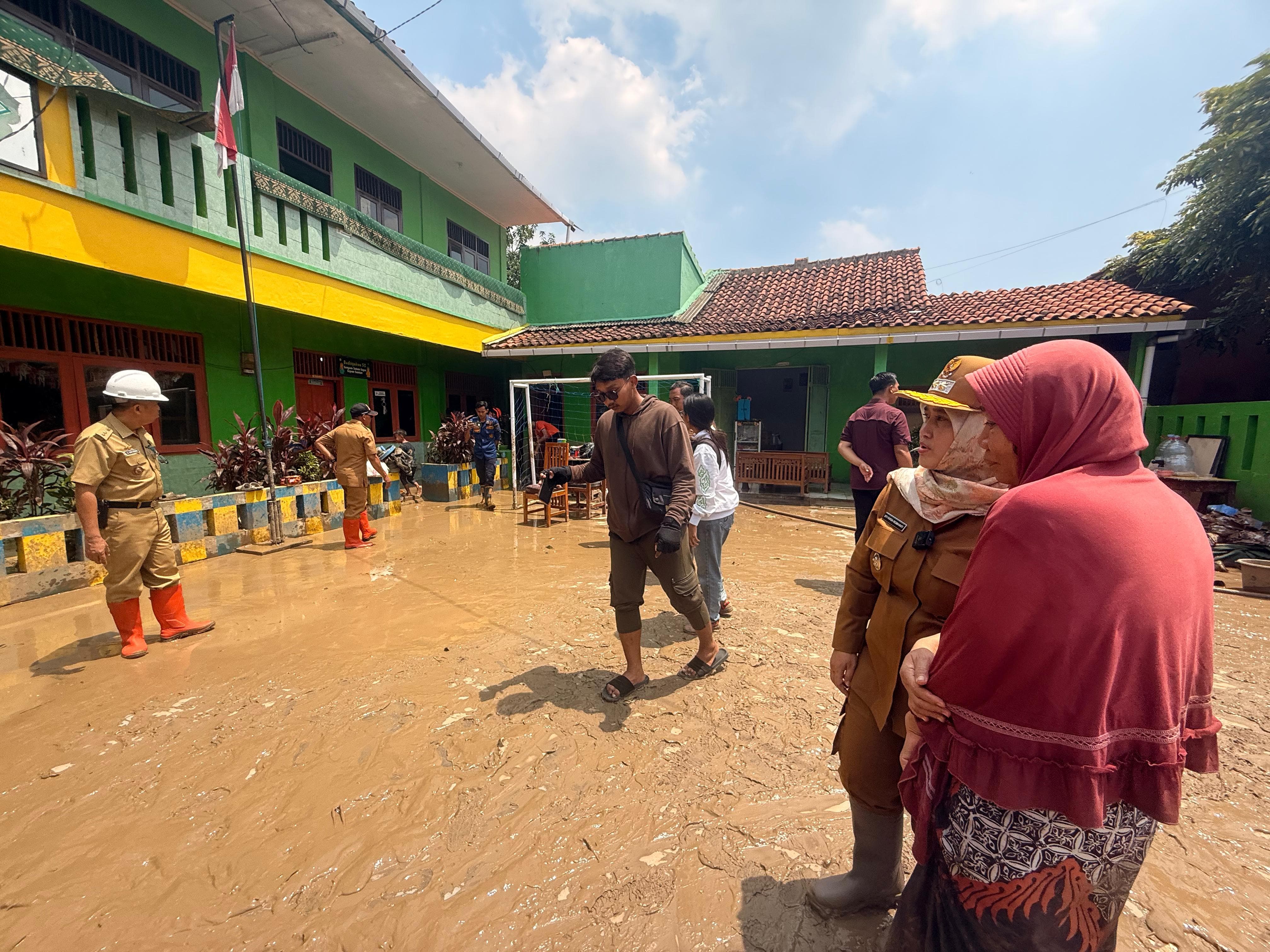 Tak Sekadar Meninjau, Wakil Walikota Cirebon Terjun Langsung Tangani Banjir