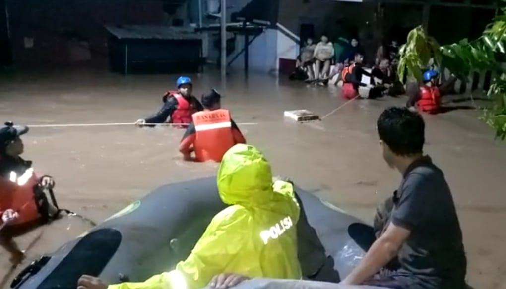 Tim Rescue Pos SAR Cirebon Evakuasi Warga Terdampak Banjir di Tengah Tani Cirebon