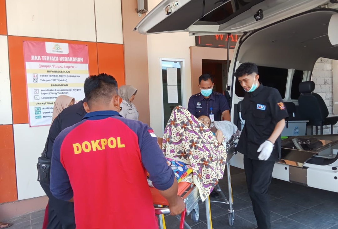 Bantu Warga, Ambulan Dokkes Polresta Cirebon Mengantar Pasien ke RSUD Waled