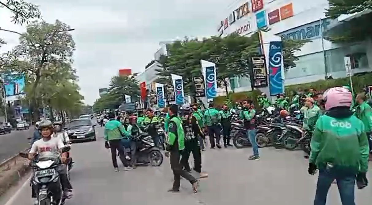 Sweeping Driver Ojol Jelang Demo di Cirebon, Pegawai Rumah Sakit Menangis Diturunkan di Jalan