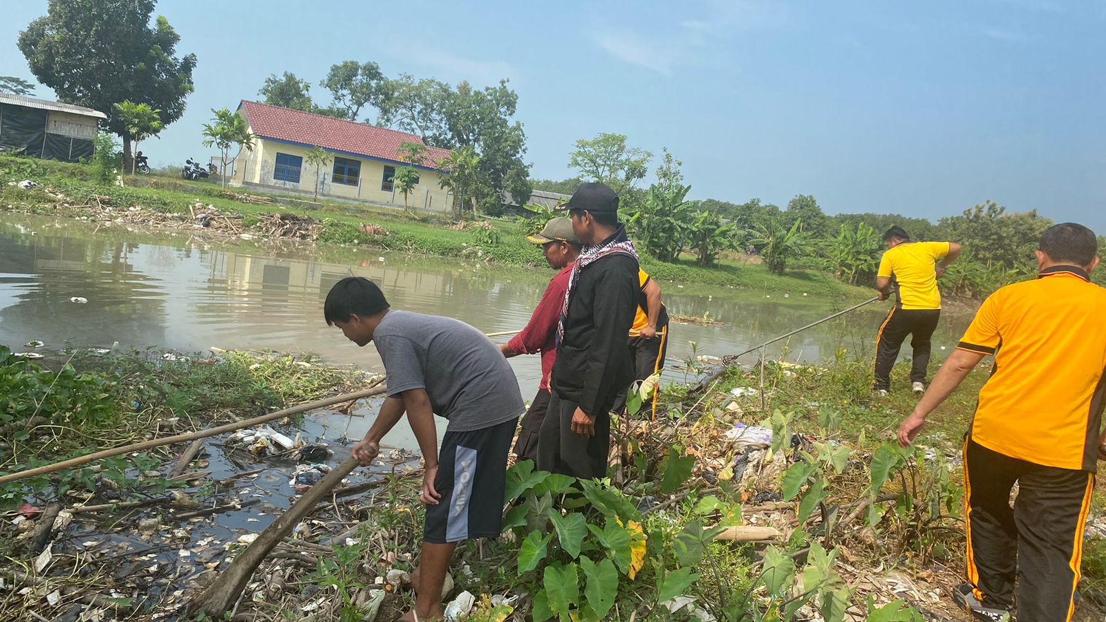 Tindaklanjut Jum'at Curhat, Polisi Bersih-bersih  Sungai  Sigodong di Desa Kedungdalem
