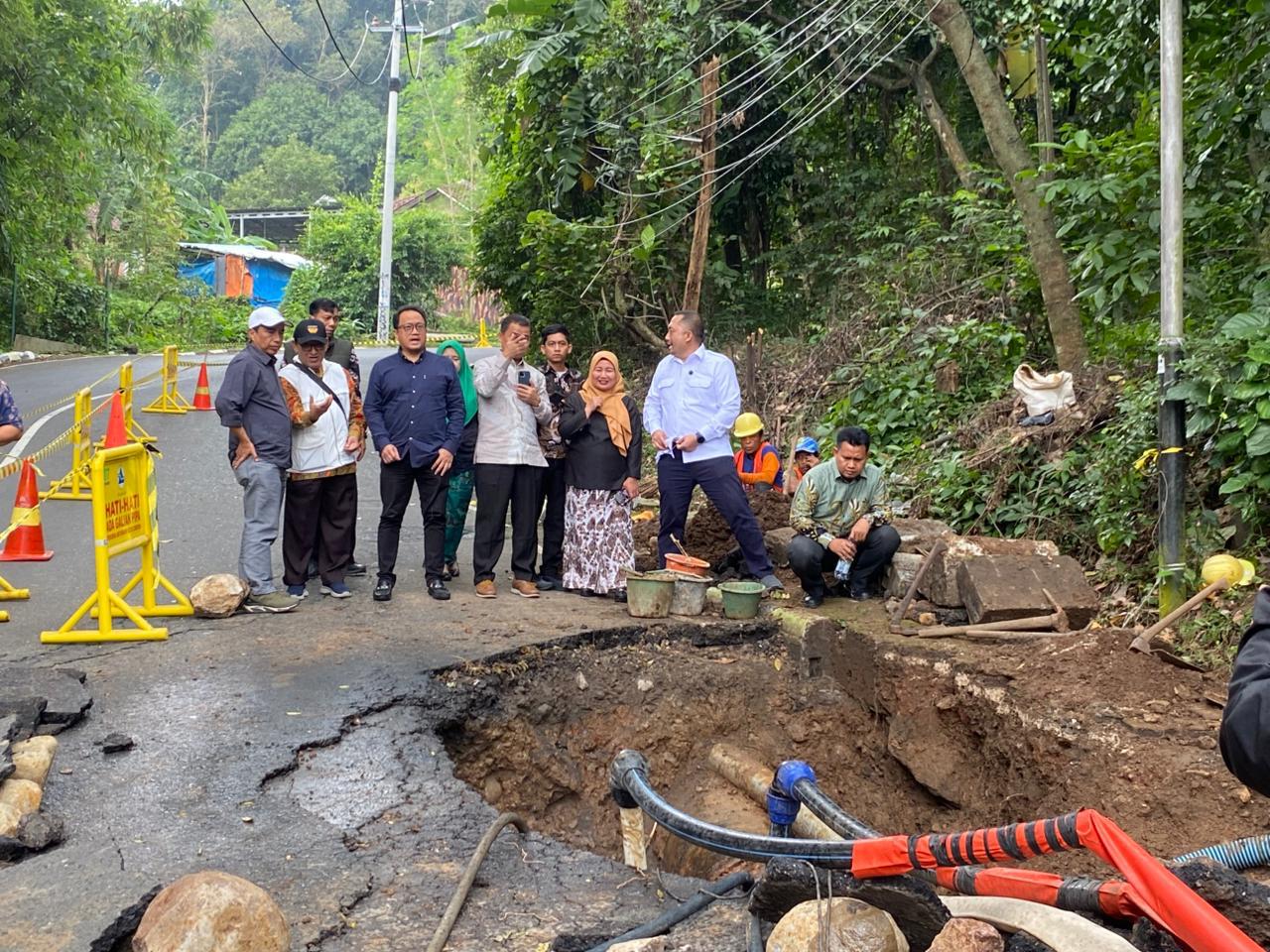 DPRD Tinjau Lokasi Bocornya Pipa PDAM 