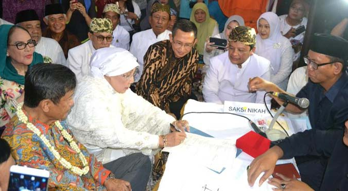 Potret Pernikahan Nani Wijaya dan Ajip Rosidi di Keraton Kasepuhan Cirebon, Cinta Bersemi di Usia Senja