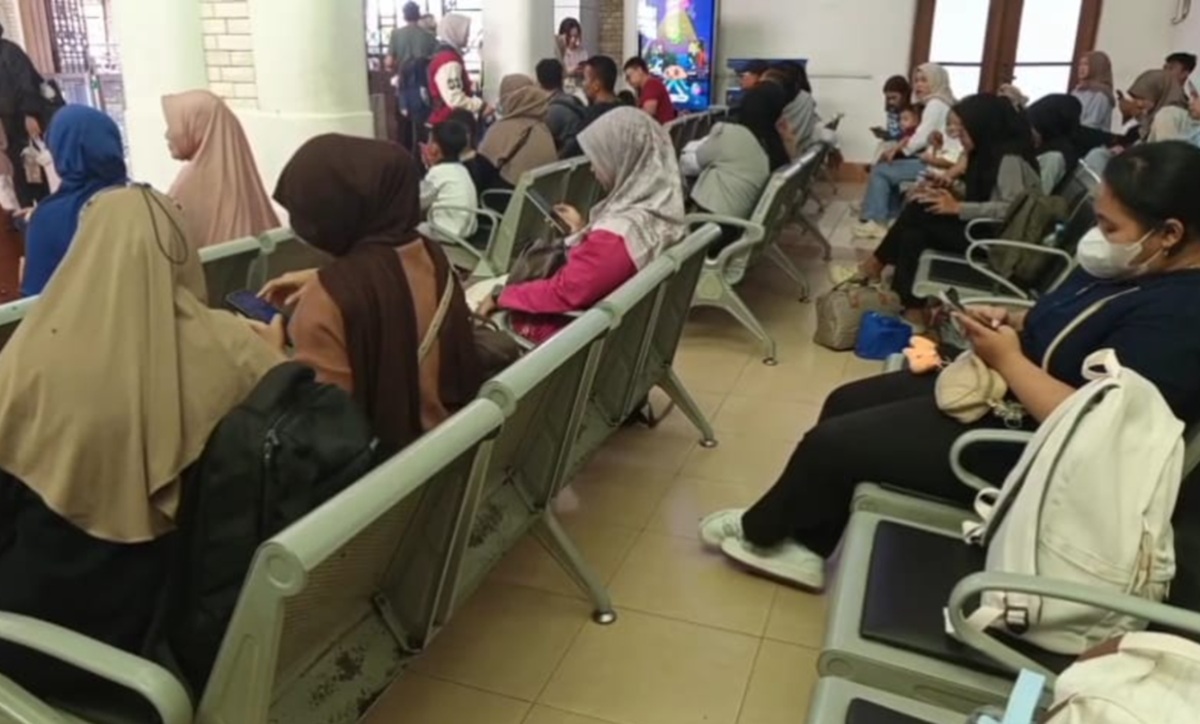 Update Banjir Jalur KA: 28 Kereta Dibatalkan, Penumpang Stasiun Cirebon Membludak