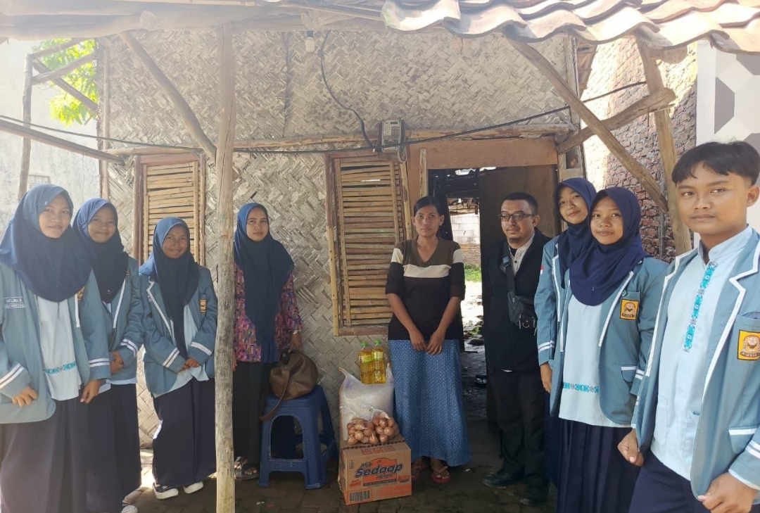 OSIS SMPN 2 Pangenan Berbagi di Momen Iduladha ke Keluarga Dhuafa. 