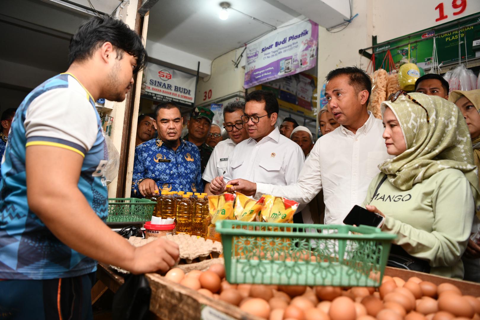 Bey Machmudin Dampingi Mendag Pantau Harga Bahan Pokok Jelang Nataru 