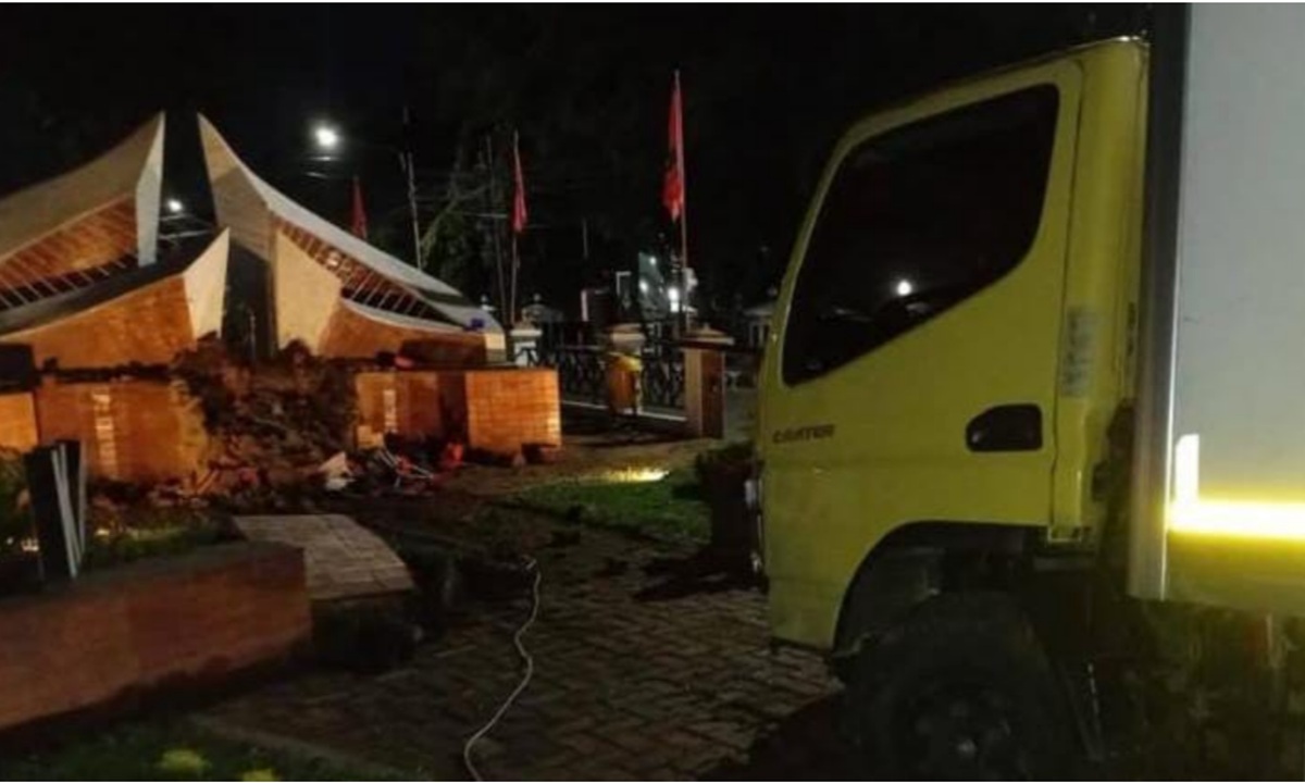Ikon Cirebon Hancur Ditabrak Truk Selasa Dini Hari, Begini Kronologinya