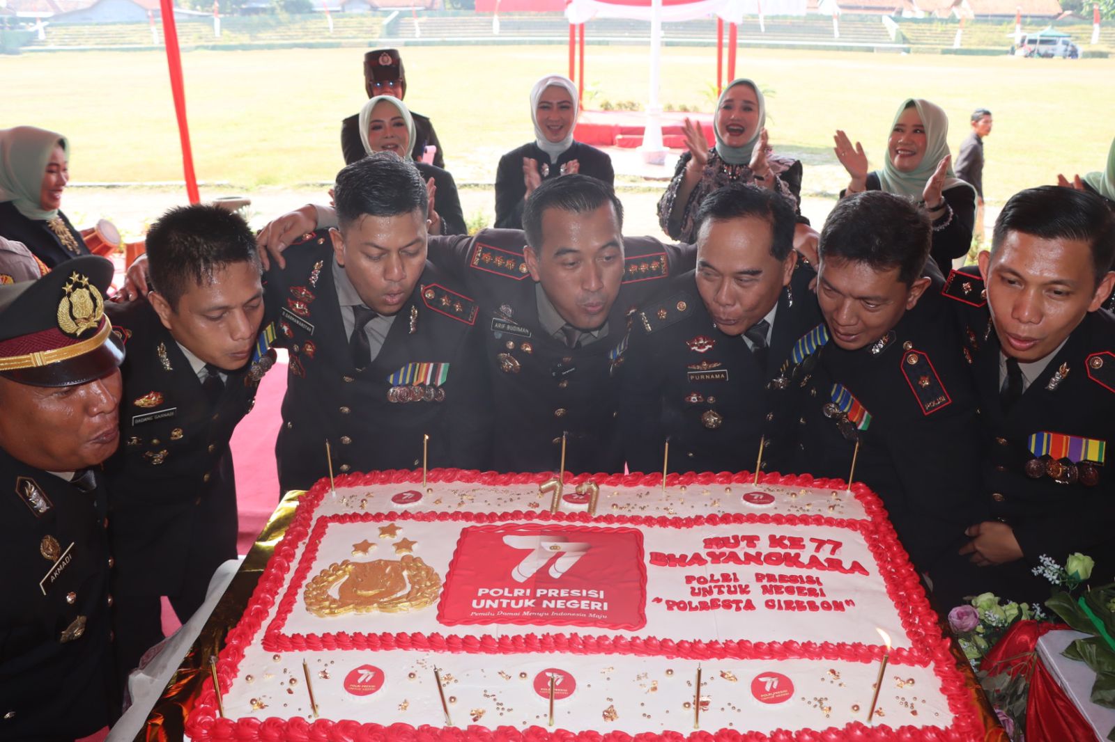 HUT Bhayangkara ke-77 Meriah, Kapolresta Cirebon Ajak Pejabat Utama Tiup Lilin Bersama