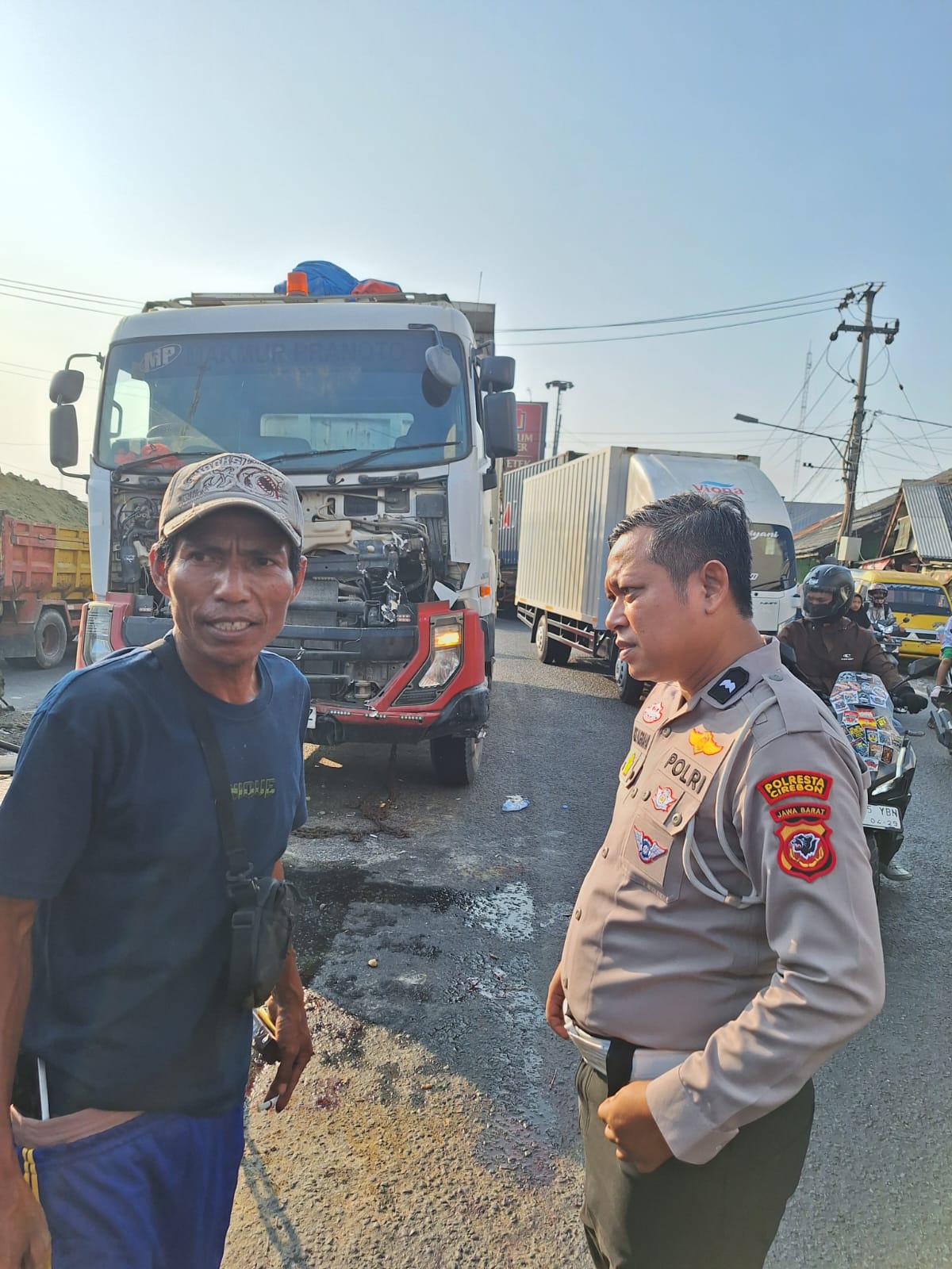 Kecelakaan 1 Motor dan 2 Dump Truck di Arjawinangun Cirebon, Pengendara Luka Berat