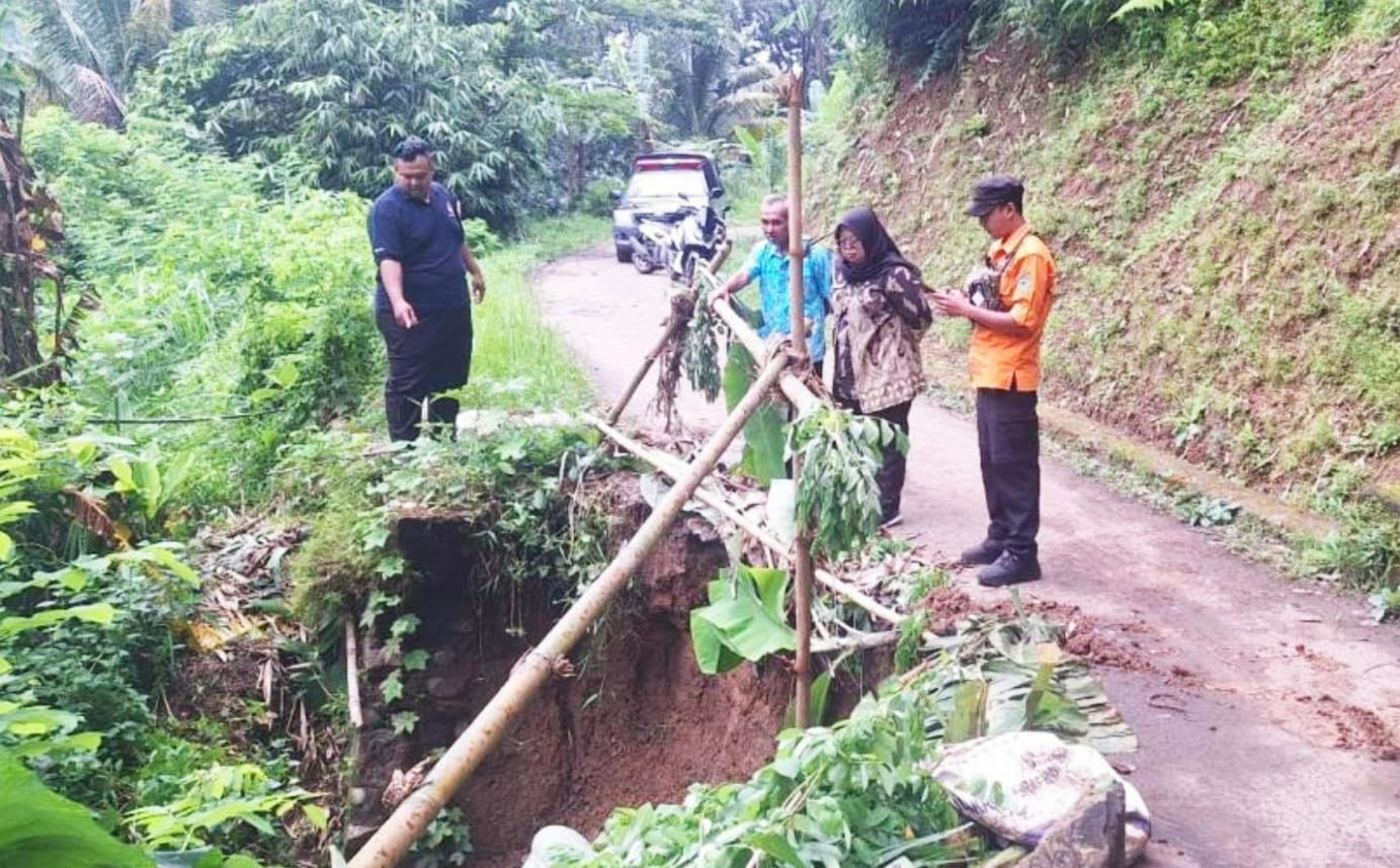 Curah Hujan Tinggi, Rumah Ambruk dan Tanah Longsor Terjadi di Kuningan